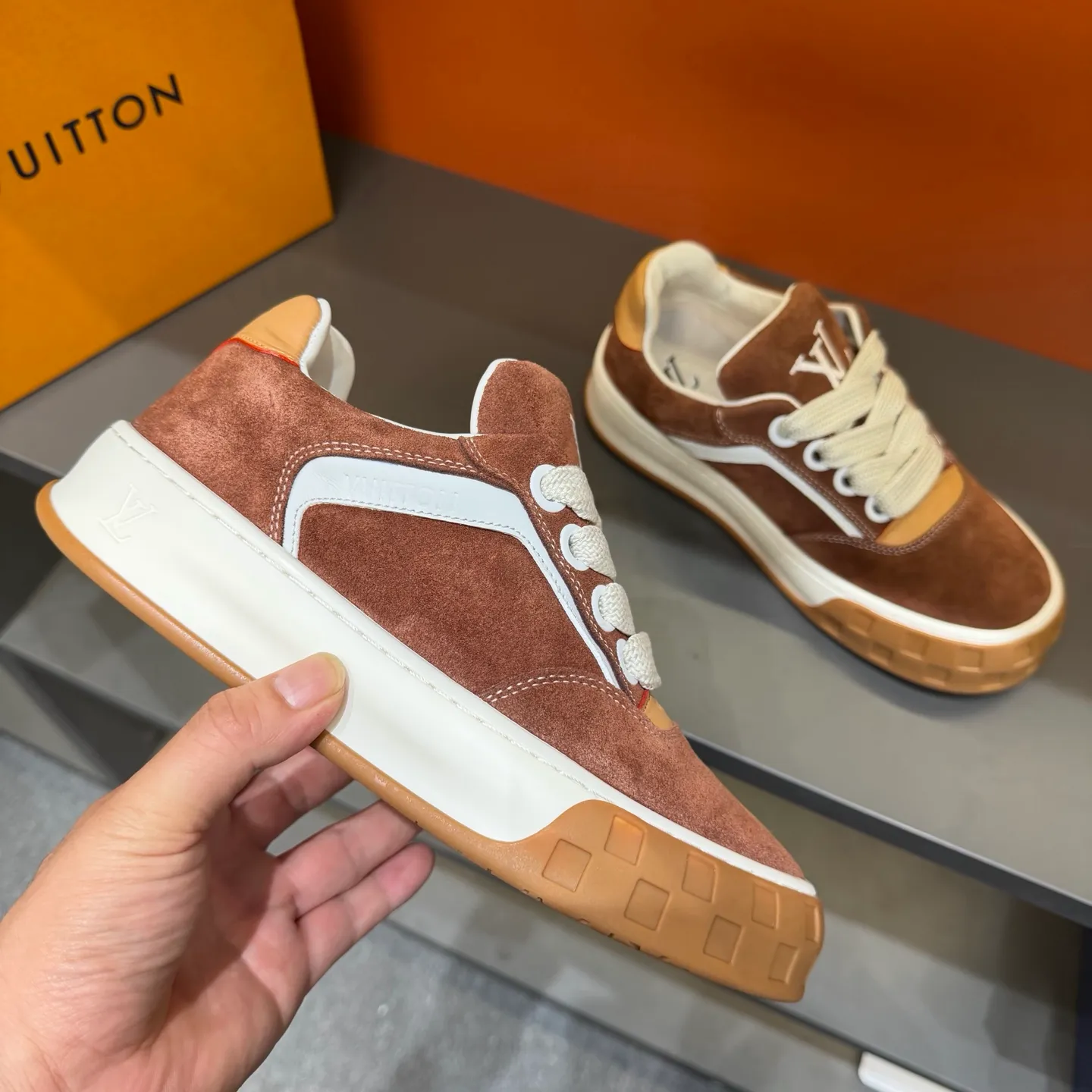 Factory price: 480💰Top version LV-Louis Vuitton-classic catwalk new model, empty glue process, original version 1:1 development! ! The upper foot is very comfortable. It is made of luxurious materials and fine workmanship. The midsole is printed with English letters "Made in Europe". The upper is made of calfskin imported from Italy. The side is decorated with the brand's LOGO and signature. The latest latex foot pads and mesh lining make the foot feel super comfortable. Original factory special supply of original two-color T men's shoes 💰U combination outsole. Bag technology Goodyear stitched edges Fabric: Exclusive custom first-layer cowhide Accessories: Exclusive private model Vuitton logo, lining: Customized silk mesh lining - first-layer silk cowhide lining Outsole: T men's shoes 💰U combination outsole wear-resistant, non-slip and anti-yellowing Foot pads: new latex pad-mesh sweat-absorbent Technology: fully computerized sewing machine wire drawing Toe cap Back cover Hot and cold shaping Full set of pull-top lasts, medium and low logo pattern, code number: 38-44, customized 45